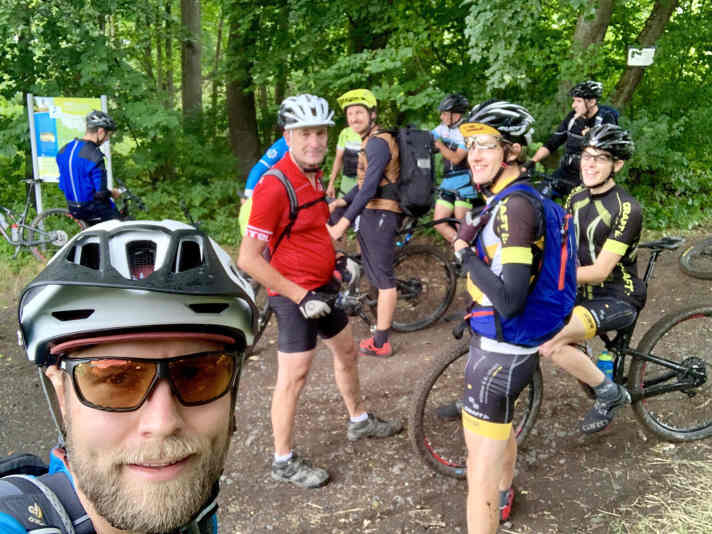 An der Ausfahrt des Schlangenwegs waren wir dann auf einmal zu zehnt. Es war alles dabei, was im Steigerwald Rang und Namen hat.