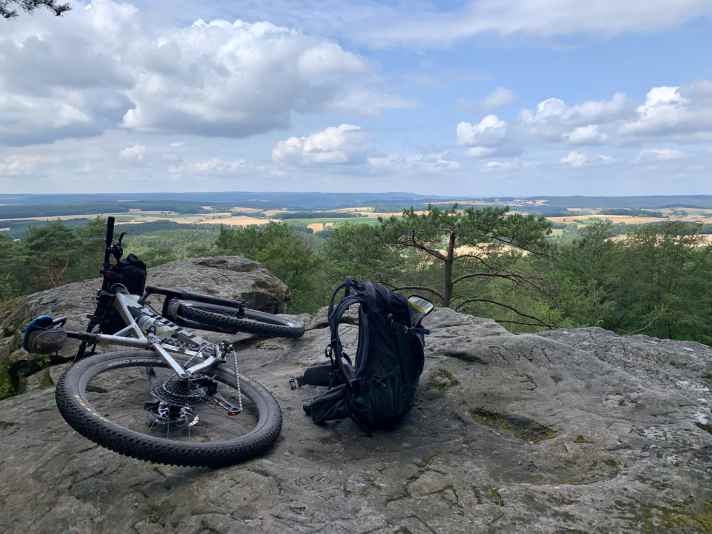 Auf dem Veitenstein in den Hassbergen. Vom Felsgipfel schlängelt sich ein toller Trail hinunter.
