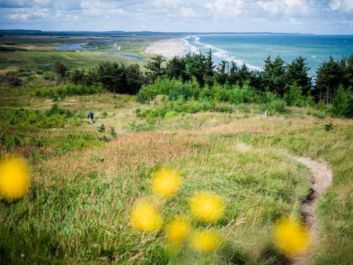 Bis zu 20 Kilometer lang wickeln sich die Trail-Runden durch die Hügelkette hinter Slettestrand.