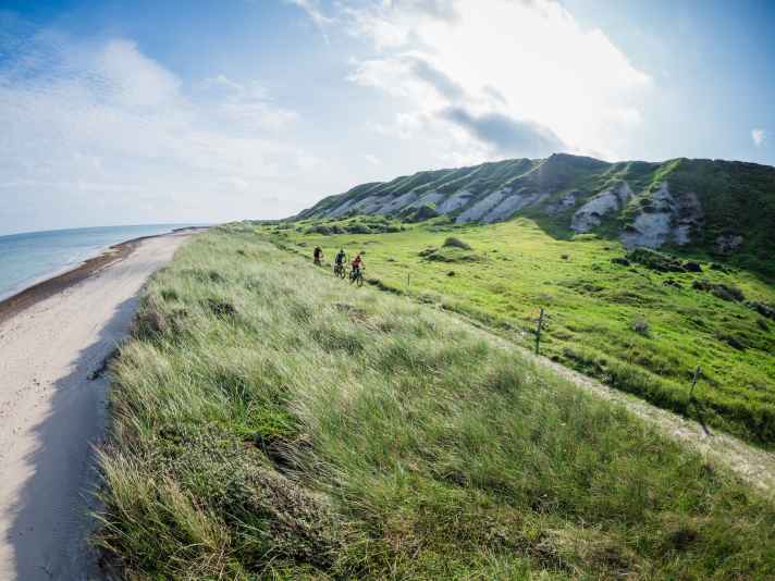 Durch die Küstenhügel von Slettestrand ziehen sich lange Geraden, aber vor allem rampenhaltige, verspielte Trailrunden – ein Terrain, in dem sich das Joplin absolut wohl fühlt.