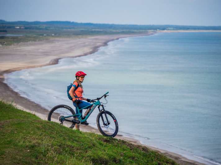 Biken, Surfen, SUP und Strandleben: Slettestrand ist wie gemacht für bikende Familien. Mehr Info: www.mtbslettestrand.dk