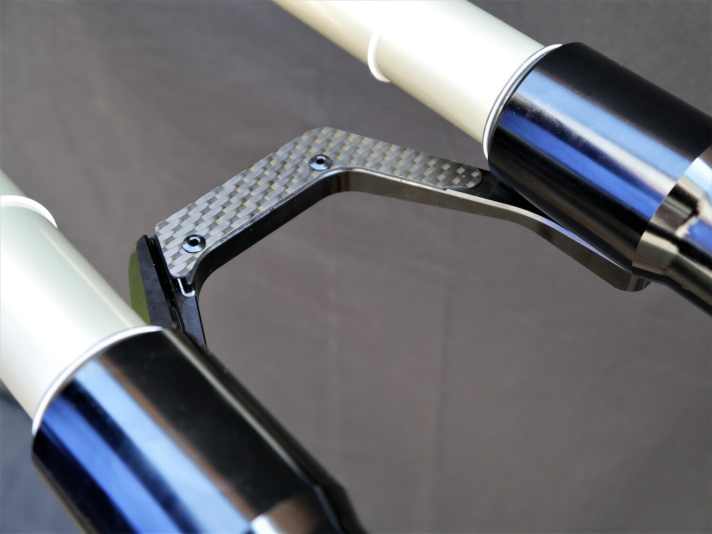   Die Öle und Dichtungen, die in der Ebonite-Gabel zum Einsatz kommen, sind bewährte Produkte. Beispielsweise die Staubabstreifer D35 SKF, die man in allen Rockshox Gabeln dieser Welt findet. Das soll den Service und die Ersatzteilversorgung möglichst unkompliziert machen.