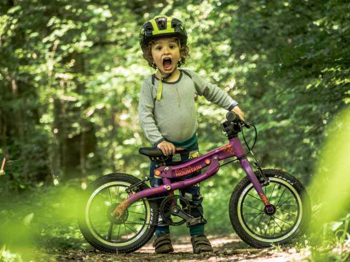 Der kleine Hannes hat sichtlich Spaß mit dem Pinto 14". In der kleinsten Einstellung kommt der „laufende Meter” noch gut mit den Füßen auf den Boden.