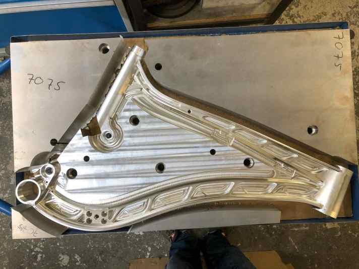 Das Foto zeigt, wie der Rahmen aus dem Vollen heraus getrennt wird.