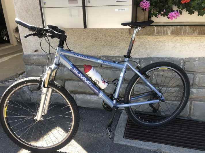   Bei einem Sturz brach der Rahmen an seinem Carbon-Fully, ein Weiterfahren war unmöglich. Hier das geliehene Rad: Nicht das allerneueste Modell, aber Böhringers Rettung: ein 26-Zoll-Bike mit Felgenbremsen, dafür ohne funktionierende Federung aber mit uralten Reifen.