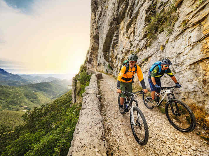 In den Französischen Voralpen nahe Grenoble vermischen sich mediterrane Luft und Lavendel-Duft in Biker-Nasen. Ab Seite 104