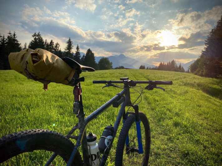   Passt die Geometrie? Unser Autor war skeptisch und baute den Rahmen erst mal probeweise mit Teilen seines Marathon-Bikes auf. Bei einer ersten langen Tour von München nach Österreich wurde aber schnell klar: Das Patria passt perfekt. 