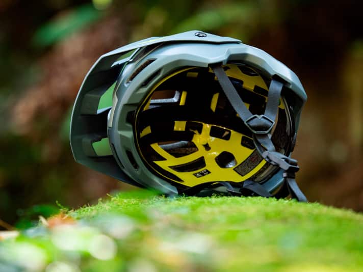   Durch die vergrößerte und tief heruntergezogene Helmschale sollen auch empfindliche Kopfbereiche wie Schläfen und Hinterkopf bestens geschützt werden. 