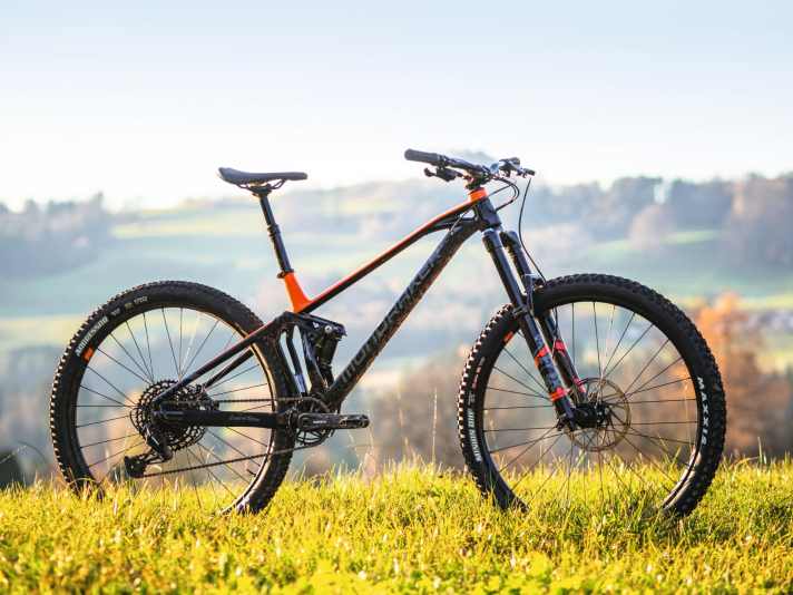 <a href="https://luna.r.lafamo.com/ts/i5034112/tsc?amc=con.blbn.497955.507800.14447882&smc=BIKE&rmd=3&trg=https%3A%2F%2Fwww.fitstore24.com%2Fde%2Fmondraker-foxy-carbon-r-rh-xl-2022" target="_blank" rel="noopener noreferrer">MONDRAKER Foxy R</a>* – 15,5 kg / 158/152 mm / 29" / 3299 Euro