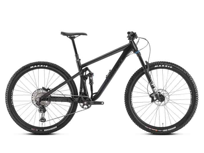   Die Trailbike-Version des Ghost Riot ist mit ihren 130 Millimetern Federweg voll auf Tourenfahrer ausgerichtet. Die zwei verfügbaren Modelle kosten 2499 Euro (Essential, im Bild) und 3499 Euro (Full Party). Wir haben das <a href="https://www.ghost-bikes.com/bikes/fully/line/riot-trail" target="_blank" rel="noopener noreferrer nofollow">Riot Trail</a>  bereits gefahren. Unseren ersten Fahreindruck zum neuen Alu-Trailbike von Ghost lesen Sie in BIKE 2/21.   