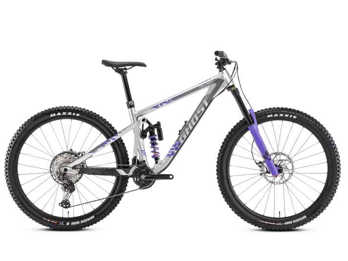   Das Riot Enduro Full Party hat 170 Millimeter Federweg an der Gabel und quetscht 160 Millimeter aus dem VPP-Hinterbau. Es kommt ab Werk mit einem Stahlfederdämpfer. Das abgebildete Topmodell kostet 3499 Euro und hat eine integrierte Eightpins-Variostütze. Es gibt noch zwei günstigere Modelle des <a href="https://www.ghost-bikes.com/bikes/fully/line/riot-en" target="_blank" rel="noopener noreferrer nofollow">Riot EN</a>  für 2499 und 2999 Euro.