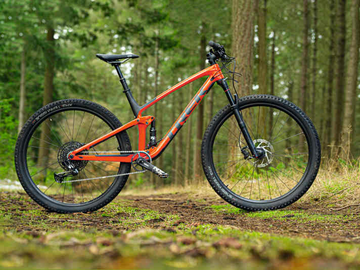   <a href="https://www.awin1.com/cread.php?awinmid=15695&awinaffid=471469&clickref=B+Trek+Top+Fuel+9.7&ued=https%3A%2F%2Fwww.fahrrad-xxl.de%2Ftrek-top-fuel-9-7-p00057922m001" target="_blank" rel="noopener noreferrer nofollow">TREK Top Fuel 9.7</a> * 13,0 kg / 121/122 mm / 29" / 3999 Euro