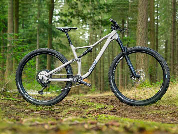   <a href="https://www.awin1.com/cread.php?awinmid=11768&awinaffid=471469&clickref=B+Rose+Ground+Control&ued=https%3A%2F%2Fwww.rosebikes.de%2Frose-ground-control-1-2693541" target="_blank" rel="noopener noreferrer nofollow">ROSE Ground Control 3</a> * 13,7 kg / 124/123 mm / 29" / 2599 Euro¹  – Seitenblick, günstige Alternative