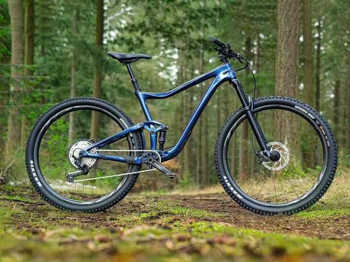   <a href="https://www.awin1.com/cread.php?awinmid=15695&awinaffid=471469&clickref=B+Giant+Trance+Advanced+Pro+2&ued=https%3A%2F%2Fwww.fahrrad-xxl.de%2Fgiant-trance-advanced-pro-2-p00058938m001" target="_blank" rel="noopener noreferrer nofollow">GIANT Trance Advanced Pro 2</a> * 13,1 kg / 133/124 mm / 29" / 3999 Euro