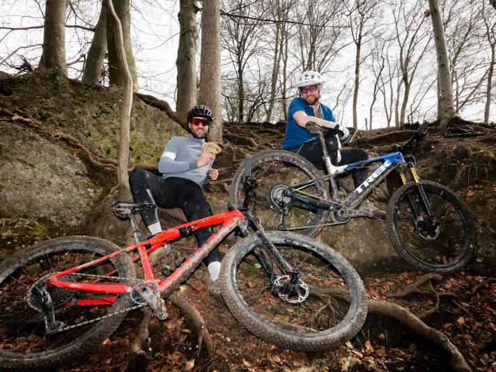   Kraft der Brezel vs. Kraft aus der Steckdose: Stephan Gerlach mit Supercaliber und Adrian Kaether mit E-Caliber waren ungleiche Gegner. Dennoch hatten sie zusammen viel Spaß beim Test-Duell.
