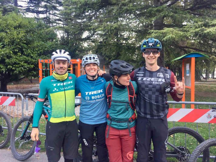 Bunt gemischte Truppe: XC-Racer Gregor Raggl, Gravity-Girl Kathi Kuypers, Nathalie Schneitter und Tom Stemplinger (von links) stellten sich auf ihren Trek-Bikes mit über 100 anderen der eMTB-Challenge. Ex-Weltmeisterin Schneitter wurde in der Damen-Klasse Zweite.
