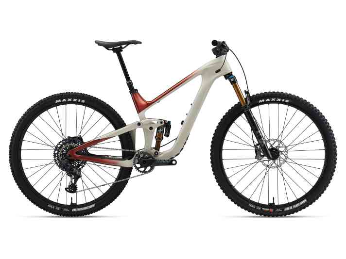   Das Topmodell Trance Advanced Pro 0 für stolze 11699 Euro setzt auf Elektronik an allen Fronten. Neben dem Live-Valve-Fahrwerk ist eine Sram XX1 Eagle AXS-Schaltung verbaut, den Luftdruck an den Zipp 3Zero MOTO Carbon-Laufrädern kontrollieren TyreWiz-Sensoren. Nur die Vario-Sattelstütze von TranzX wird mechanisch gesteuert.