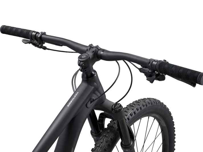 Mit 740 bis 780 Millimeter breiten Lenkern und einem Cockpit im 35-mm-Maß rollen die Liv-Trailbikes an.