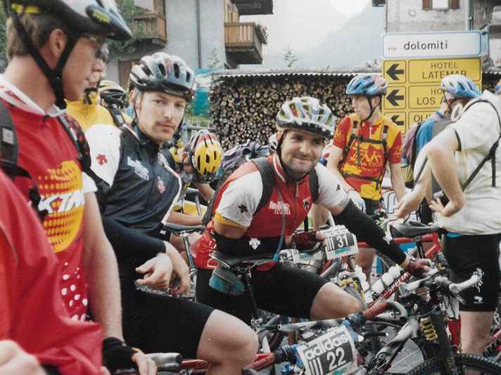 So lang ist’s her: Der heutige BIKE-Chefredakteur Henri Lesewitz (rotes Trikot) bei der Erstaustragung der BIKE Transalp 1998, die er zusammen mit Teampartner Tino Zieger (schwarzes Trikot) in Angriff nahm. Beide sind als Team auch zum 25. Jubiläum am Start <a href="https://www.bike-magazin.de/events/bike-transalp/bike-transalp-2023-jetzt-transalp-im-liveblog-verfolgen/" target="_blank" rel="noopener noreferrer">>> zum Liveblog</a>