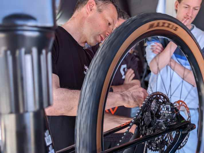   Antriebs-Workshop der BIKE Academy am Freitag - die Teilnehmer lernen, eine Schaltung präzise einzustellen.  