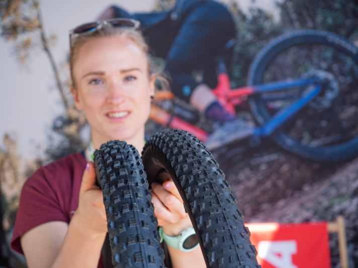 Kenda PR-Frau Pia Übelein hält die neuen Reifen-Modelle Rush und Karma 2 in die Kamera.