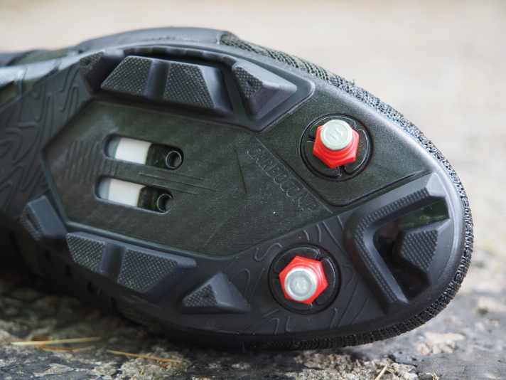 Beim Sohlenmaterial setzen die Italiener auf Nylon, das mit Kohlenstoffpulver angereichert wurde. Damit soll der Naked die Kraft direkt aufs Pedal bringen, sich aber dennoch komfortabel laufen. Für etwas Grip im Gelände sorgen ein eher einfach gehaltenes Race-Schuh-Profil und optionale Stollen unter den Zehen.