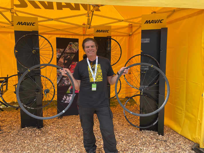 Mavic-Außendienstler Hannes Weber mit den neuesten Mavic-Kreationen
