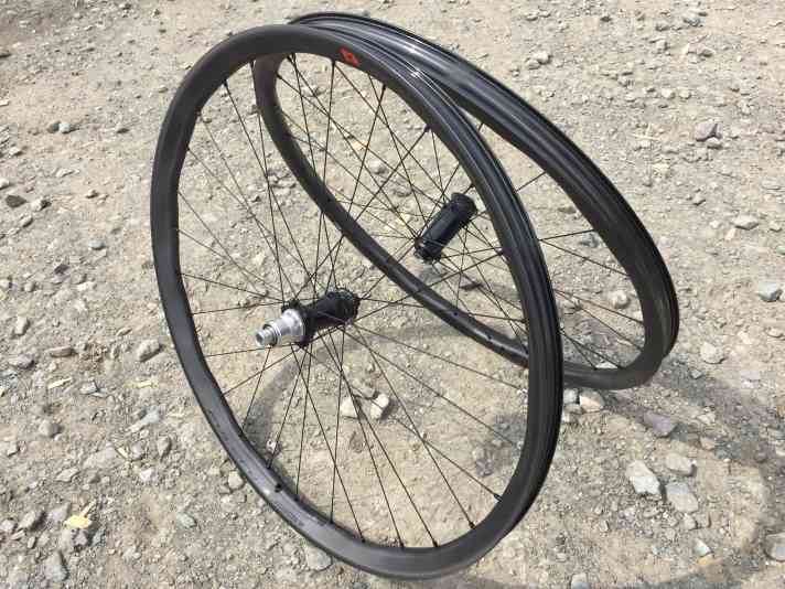   Frisch aus dem Backofen kommen diese edlen <a href="https://www.bike-magazin.de/mtb_news/teile_zubehoer/fulcrum-red-zone-laufraeder" target="_blank" rel="noopener noreferrer nofollow">Red Zone-Carbonlaufräder</a>  (29 Zoll) von Fulcrum. Ihr Fliegengewicht samt Konuslager: 1445 Gramm. Maulweite 25 oder 28 mm. Der Preis wiegt allerdings auch: 1378 Euro der Satz.