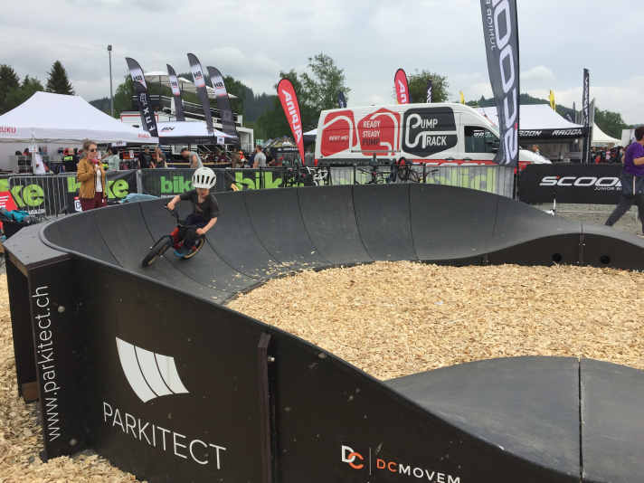   Robin in Action auf dem modularen Pumptrack mitten auf dem Festivalgelände.