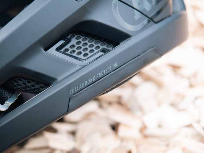   Knautzschzone: Dieser Bereich soll mögliche Aufprallenergien aufnehmen. Statt des Schlüsselbeins.