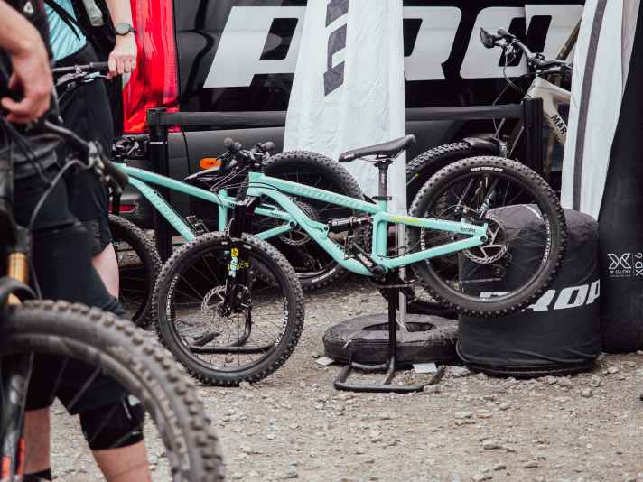   Propain ist nicht nur bei Enduro- und Gravity-Bikern extrem beliebt. Die Marke war außerdem eine der ersten, die den Trend zu hochwertigen Kinder-MTBs aufgegriffen haben. Auf Frechdax und Yuma haben wohl so einige Kids ihre Liebe zum Shredden entdeckt. In Willingen hat Propain die vermutlich kleinste Test-Flotte der Bike-Szene am Start. Hier bekommt der Nachwuchs den gleichen Service wie die Großen. Sitzposition einstellen, Fahrwerk abstimmen, Bremsen anpassen. Erst dann werden die Kids auf die Teststrecken rund um das Festival-Gelände losgelassen.