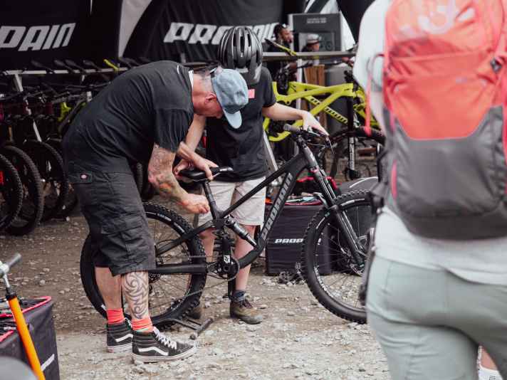   Sitzposition einstellen, Fahrwerk abstimmen, Bremsen anpassen. Erst dann werden die Kids auf die Teststrecken rund um das Festival-Gelände losgelassen.