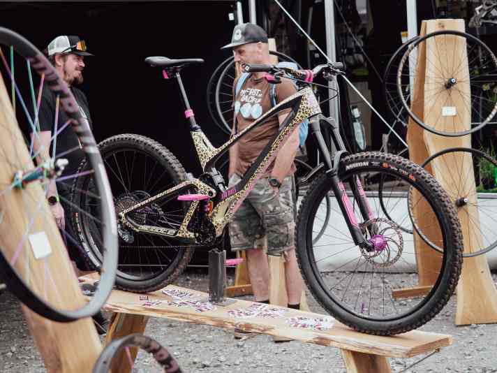   Ebenfalls am Stand von Radsporttechnik Müller haben wir dieses Schmuckstück von Antidote entdeckt. Die extrem aufwändige Custom-Lackierung dürfte das Bike wohl nahezu diebstahlsicher machen. Wer noch auf der Suche nach einem exklusiven Aufbau ist, ist hier bestimmt an der richtigen Adresse.