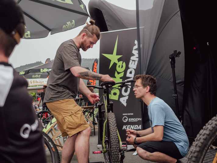   Auch in Willingen geben wir wieder Vollgas mit unserer BIKE Academy. Hier heißt es lernen von den Profis. Heute haben bereits die ersten Kurse stattgefunden. Simon Schumacher, Ergo-Experte bei Griff- und Sattelhersteller Ergon, erklärt den Festival-Besuchern gerade die optimale Sitzposition und hilft bei der Einstellung der Bikes. Nebenbei gabs für alle Teilnehmer noch eine Fitting Box von Ergon gratis als kleines Zuckerl.