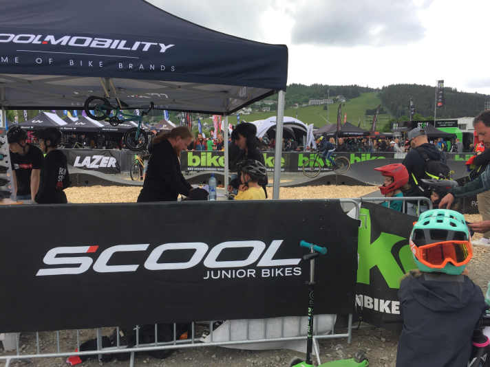   Cool Mobility betreibt mitten auf dem Festival den Pumptrack. Das Bällchenbad von Willingen sozusagen. Die Kinder, die hier abgegeben werden heulen aber erst, wenn sie von ihren Eltern wieder abgeholt werden.