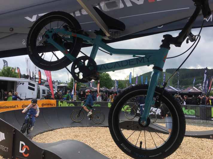   Cool Mobility betreibt selbst die Kinderbike-Marke S‘Cool und stellt die Bikes zum Testen zur Verfügung. Das Academy auf dem Foto wiegt 5,3 Kilo. Damit haben sogar Zweijährige Spaß. Insgesamt hat das Team heute bereits 150 Kinder betreut.