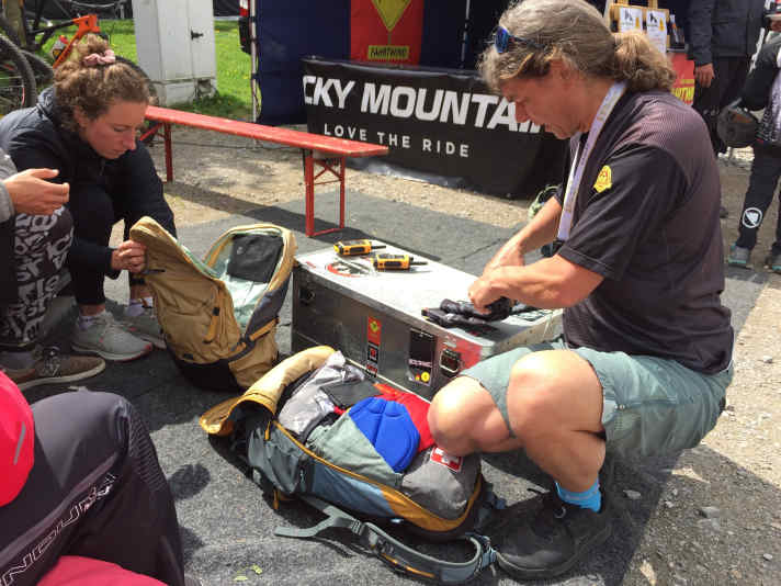   Trotz seiner umfangreichen Werkzeug- und Notfall-Ausrüstung schafft es der Chef-Guide von Fahrtwind auf ein maximales Rucksackgewicht von 8 Kilo. Dazu gab es jede Menge Tipps und Tricks für eine mehrtägige Langstrecke. Am Ende gab es den brandneuen Demo-Rucksack (26 l) von EVOC auch noch zu gewinnen. 