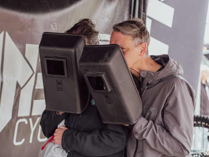   Damit sich die Zuschauer vor dem für die Augen schädlichen Lichtbogen schützen konnten, hatte Jürgen eine Kiste voller Schweißer-Masken eingepackt. Die komplette Geschichte zu unserem Vorhaben und den ersten Teil unserer Serie, mit einem Hausbesuch bei Alutech im hohen Norden und natürlich der Vorstellung des fertigen Rahmens gibt es Anfang Juli in <a href="https://www.delius-klasing.de/bike-08-2022-bik-2022-08" target="_blank" rel="noopener noreferrer">BIKE 08/2022</a> .