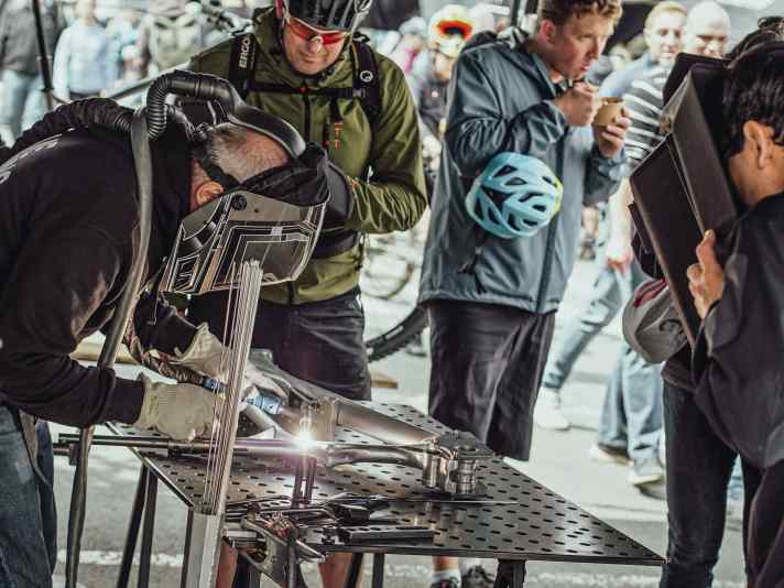 Beim <a href="https://www.bike-magazin.de/mtb_news/events_rennen/willingen-bike-festival-highlights-2022-tag-2" target="_blank" rel="noopener noreferrer nofollow">BIKE-Festival Willigen</a>  dann der große Moment! Jürgen Schlender setzt die letzten Schuppen vor Publikum und verheiratet das Pinion-Getriebe mit dem Alutech-Fanes-Rahmen. | n.