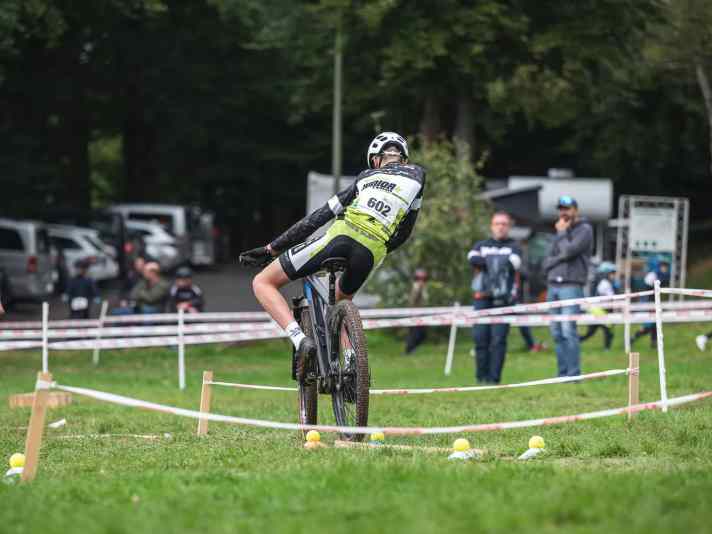 Elias Hückmann im Trialparcours.