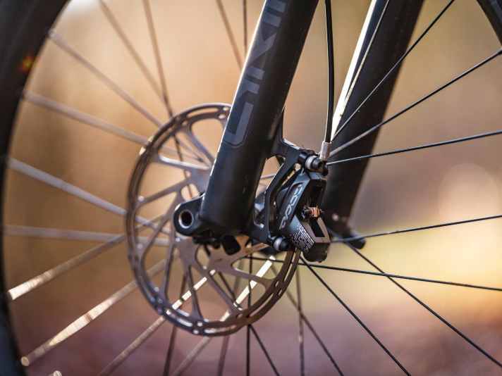 Die Sram-Code-R-Bremsen am Canyon Spectral mit 200-Millimeter-Bremsscheiben bieten deutlich mehr Power als die Srams G2-Stopper – obwohl die auch vier Kolben hat.