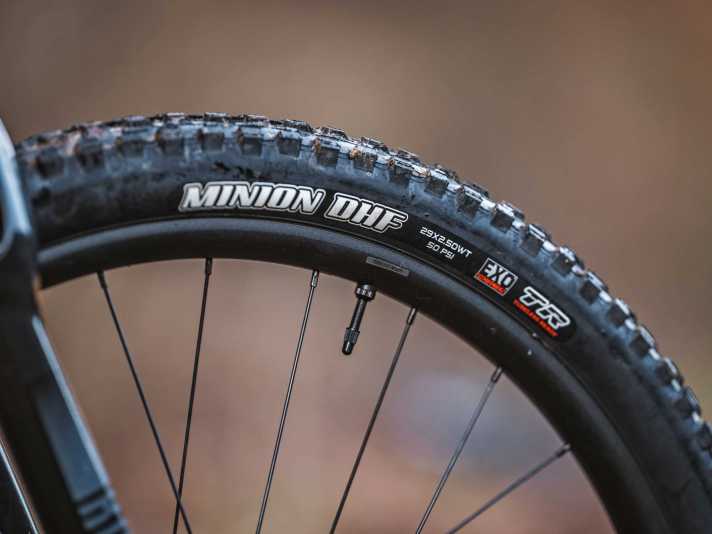Als einziger Hersteller im Test liefert Giant sein Bike tubeless aus. Vor allem der breite Maxxis Minion DHF an der Front bietet damit viel Grip.