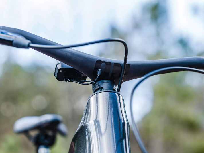 Das integrierte Carbon-Cockpit ist super clean und super leicht. Die Zugeingänge in den Steuersatz sind schlau abgedichtet.