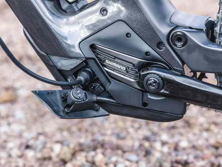 Über einen Stecker wird der Akku mit dem Shimano EP8-Motor verbunden. Dieser Port dient gleichzeitig als Ladebuchse. Specia­lized hatte es vorgemacht, inzwischen ziehen immer mehr Hersteller nach.