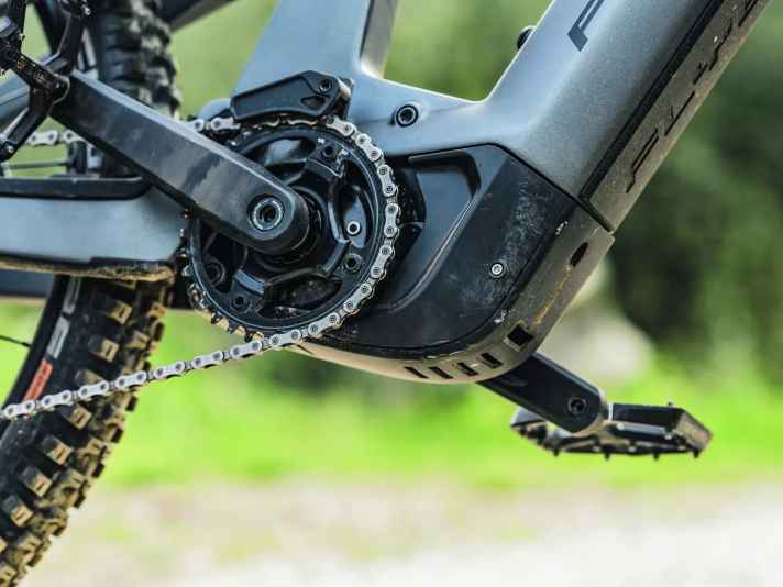 Panasonic GX Ultimate Pro: Es verwundert fast, dass der GX nur von Flyer verbaut wird. Denn der Panasonic bringt eine enorme Leistung: 700 Watt in der Spitze, 95 Newtonmeter Drehmoment. Das ist deutlich mehr als die Bosch-Power. Die Leistung entfaltet der GX aber gemütlicher und wirkt so weniger spritzig. Das Fahrgeräusch ist etwas tieffrequenter, bergab klappert der Motor ähnlich wie die Antriebe von Bosch und Shimano.
