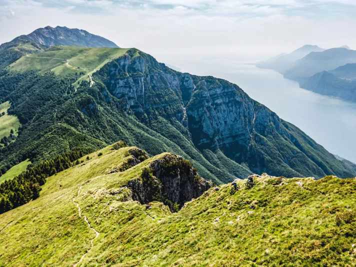 Ein spektakulärer Trail zieht sich am Grat der Südostflanke des Altissimos entlang, hinunter zum Pass Bocca di Navene.