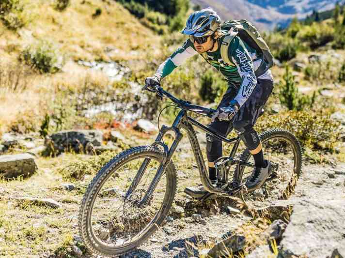Das Giant bietet mit einer sportlichen Geometrie eine gute Grundlage für Trail-Touren, wird bergab durch seine günstige Ausstattung jedoch ausgebremst.
