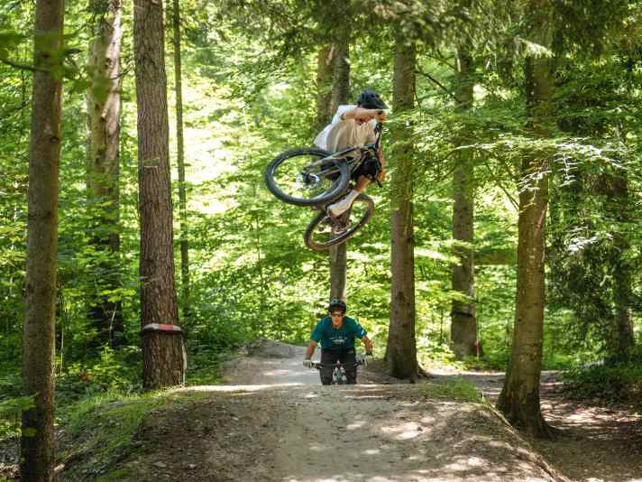 Abspringen, einlenken, flachlegen: Style-Master Korbi lässt MTB Tricks so verdammt leicht aussehen. Ich folge Korbi dicht auf den Fersen und mache alles anders.