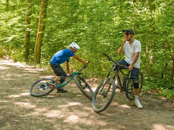 Vorübungen zum Euro-Table: Das Knie muss den Rahmen nach unten drücken.