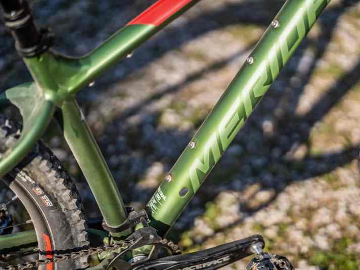 Zwei Montagepunkte für Flaschenhalter, einer für Werkzeug oder Gepäck: perfekt für lange Strecken oder Mehrtages-Touren.